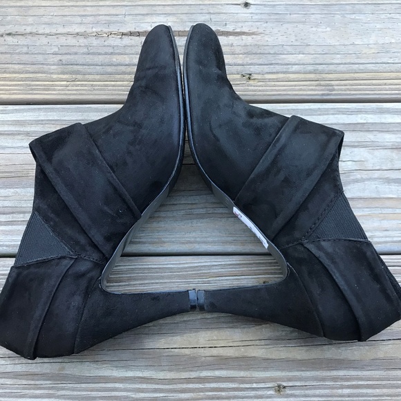Tahari Women Heel Boots Shoe Grant Slip On Booties - Picture 6 of 8